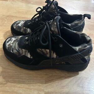 Camo Heely’s size 4